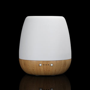 Detalj difuzera „Calm“ od ručno duvanog stakla i drvene baze