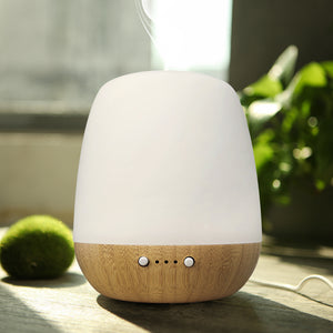 Detalj difuzera „Calm“ od ručno duvanog stakla i drvene baze