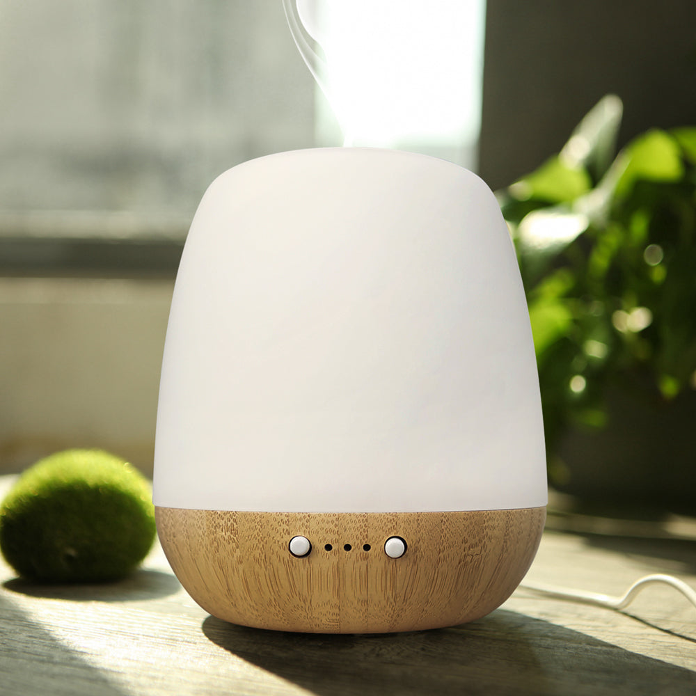 Detalj difuzera „Calm“ od ručno duvanog stakla i drvene baze