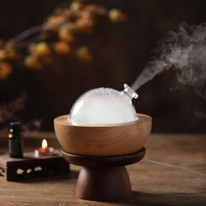 Detalj difuzera „Infinity“ od punog drveta i ručno duvanog stakla