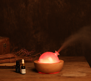 Detalj difuzera „Infinity“ od punog drveta i ručno duvanog stakla