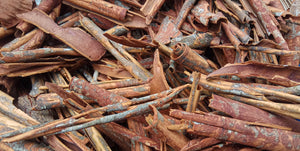 Blossom aromaterapija – eterično ulje kasia (Cinnamomum cassia / Cassia essential oil), topla začinska aroma koja podstiče energiju, vitalnost i zaštitu prostora.