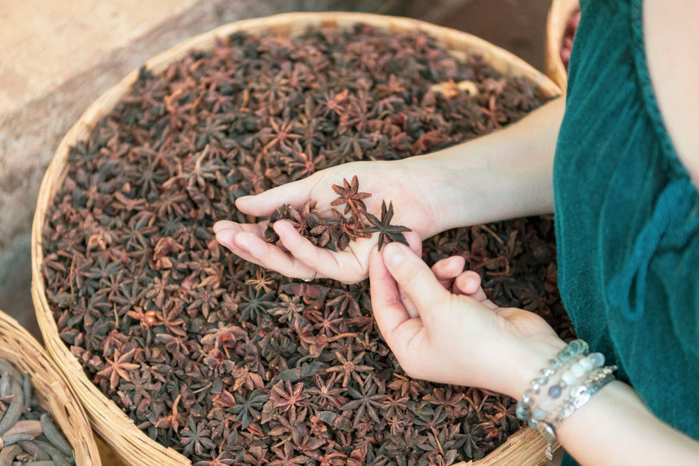 Blossom aromaterapija – eterično ulje zvezdasti anis (Illicium Verum / Star Anise essential oil), topla začinska aroma za disanje, harmoniju i emocionalni balans.